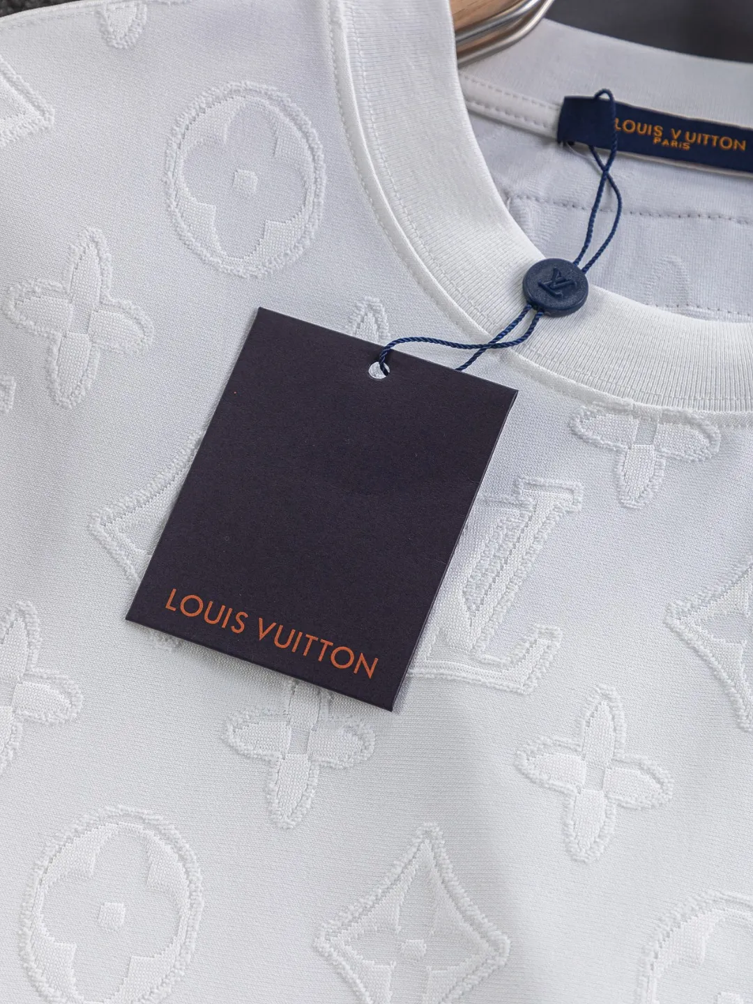 🅿️210 Louis Vuitton Louis Vuitton 1V Lujia slightly wide version S-XL LV25SS new product counter is available at the same time, clover presbyopia letters all over the jacquard large logo letters 🪡 embroidered round neck short-sleeved T-shirt, the same style for men and women! Synchronized with the official website, pure cotton fabrics at the counter! It is close to the skin and comfortable, durable and easy to wear. It has a classic and simple logo design and meticulous original craftsmanship. Short-sleeves, a must-have item for men, are not the same as the general public, but must be unique and eye-catching. This LV short-sleeve is all about quality, comfort, the same shape and fashion as always, including the fabric and cutting process. All efforts have been made! 320 grams of washed pure cotton fabric, pure cotton is breathable, very refreshing and comfortable for daily wear. The rib knitting on the neckline is smooth and tight, and the neckline will not be skewed if you toss it at will. The loose version, you will find that it looks really good on the upper body. The overall is minimalist and neat, super versatile for daily use! Pair it casually with a pair of pants for a youthful look. A T-shirt will make your outfit crazy. It is a fashionable item that can never go wrong! Black, white, size: S-XL Size chart: S: Shoulder width 50-Bust 54-Length 70 M: Shoulder width 52-Bust 56.5-Length 72 L: Shoulder width 54-Bust 59-Length 74 XL: Shoulder width 56-Bust 61.5-Length 76
